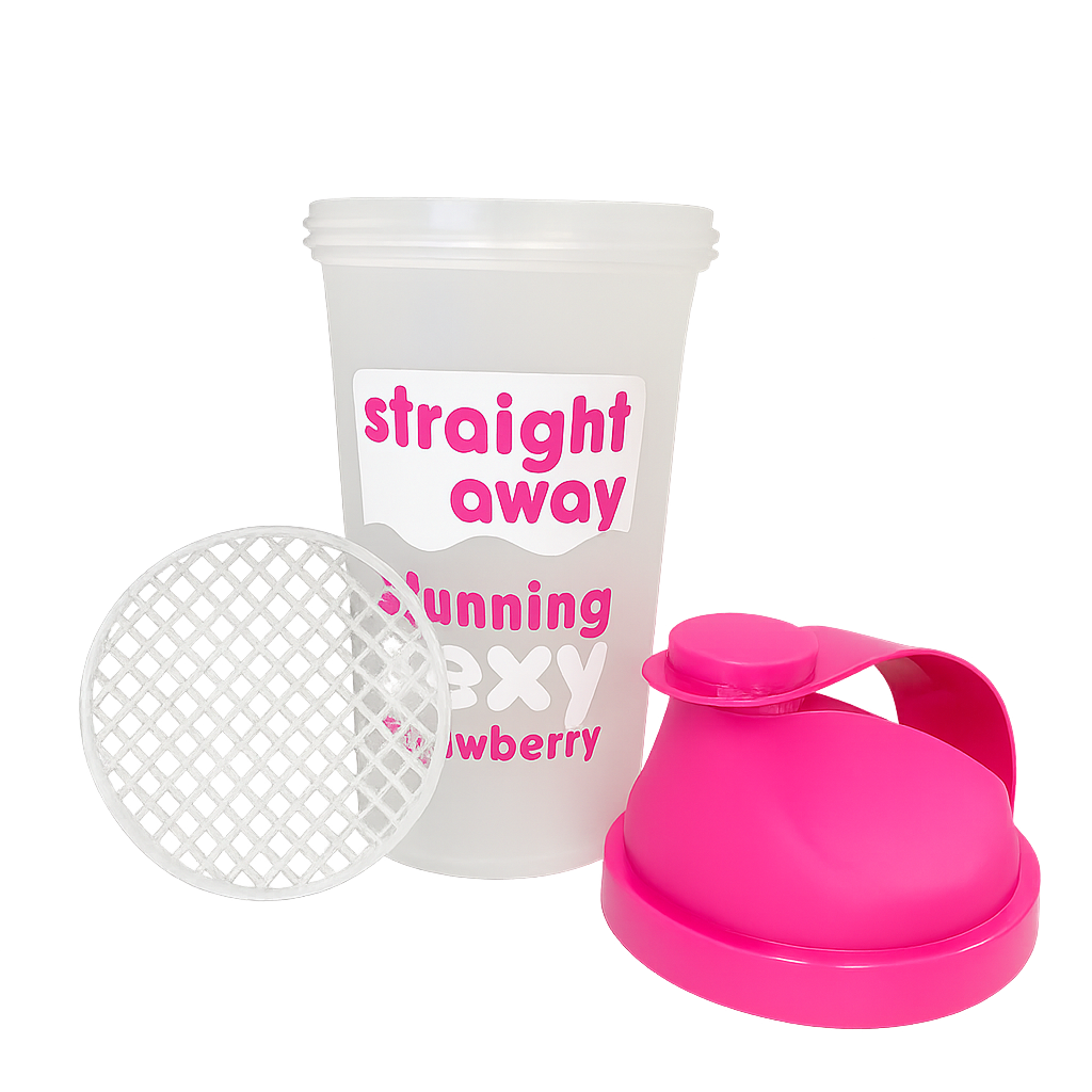 Shakebeker van Straight away met roze dop, los deksel en mengzeefje, bedrukt met de tekst "stunning sexy strawberry".