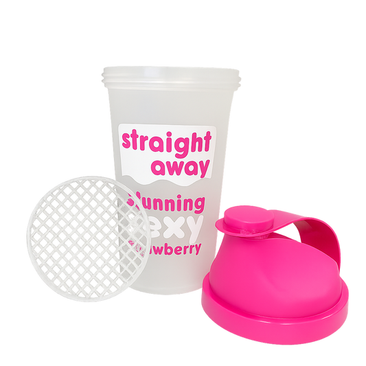 Shakebeker van Straight away met roze dop, los deksel en mengzeefje, bedrukt met de tekst "stunning sexy strawberry".