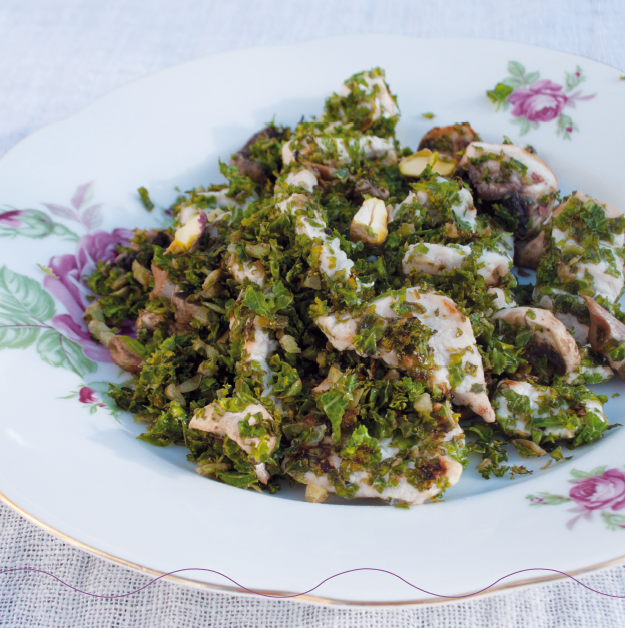 Koolhydraatarme roerbak met boerenkool, champignons en kipreepjes - een voedzame en smaakvolle maaltijd