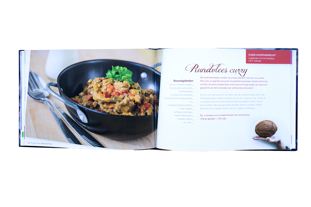 Open boekpagina van Straight away Balanced Food met recept voor rundvlees curry en een schaal kruidige curry met groenten.