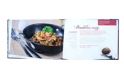 Open boekpagina van Straight away Balanced Food met recept voor rundvlees curry en een schaal kruidige curry met groenten.