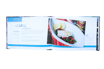 Open boekpagina van Straight away Balanced Food met recept voor witte vis met spinazie, geserveerd met groenten en citroen op een wit bord.