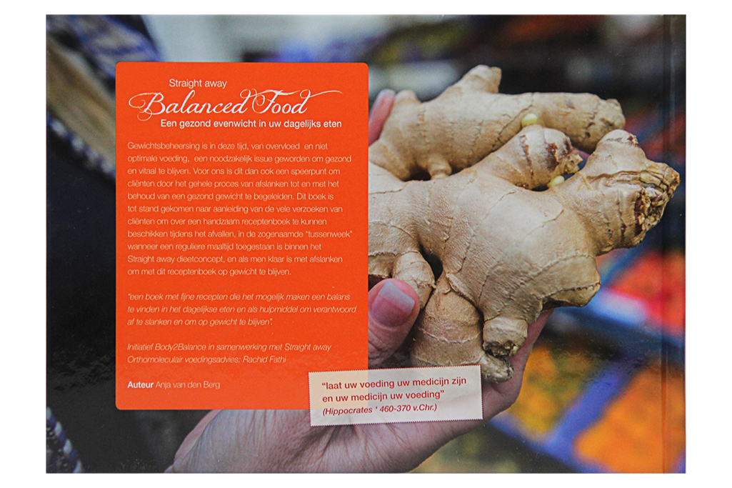 Achterkant van het boek Straight away Balanced Food met een beschrijving van het receptconcept en een afbeelding van verse gember, passend bij gezond en bewust eten.