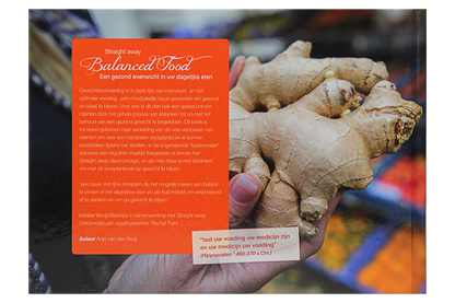 Achterkant van het boek Straight away Balanced Food met een beschrijving van het receptconcept en een afbeelding van verse gember, passend bij gezond en bewust eten.