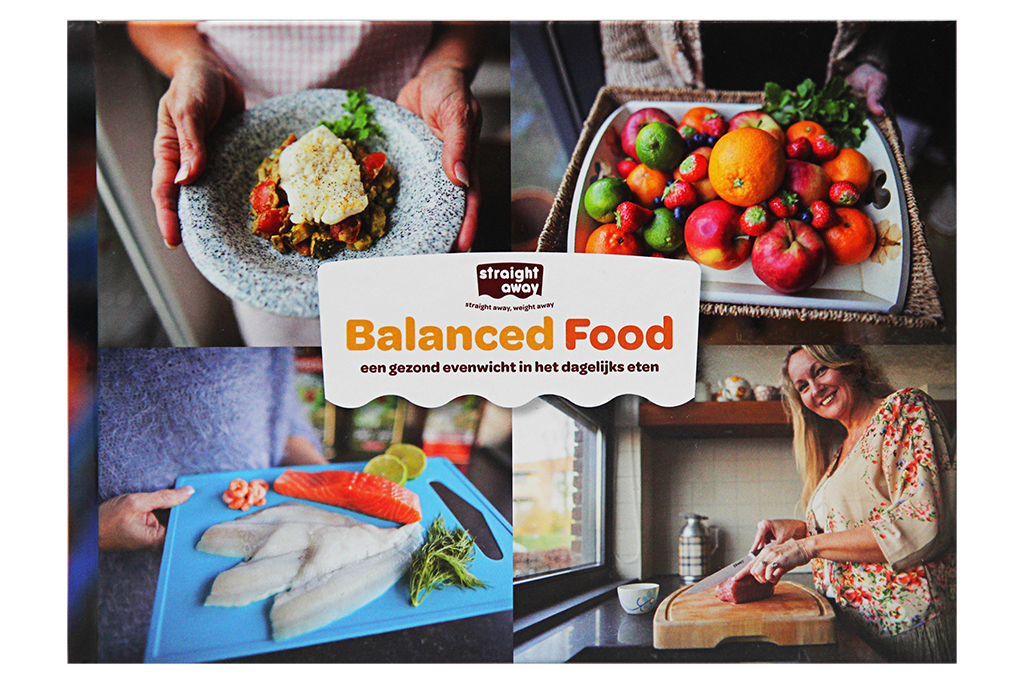 Voorkant van het boek Straight away Balanced Food met foto’s van verse ingrediënten, gezonde gerechten en een vrouw die kookt. Het boek staat voor balans, lekker eten en een gezonde leefstijl.