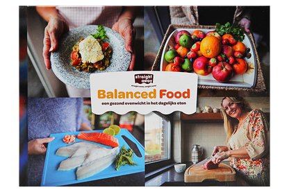 Voorkant van het boek Straight away Balanced Food met foto’s van verse ingrediënten, gezonde gerechten en een vrouw die kookt. Het boek staat voor balans, lekker eten en een gezonde leefstijl.