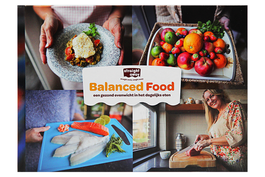 Voorkant van het boek Straight away Balanced Food met foto’s van verse ingrediënten, gezonde gerechten en een vrouw die kookt. Het boek staat voor balans, lekker eten en een gezonde leefstijl.