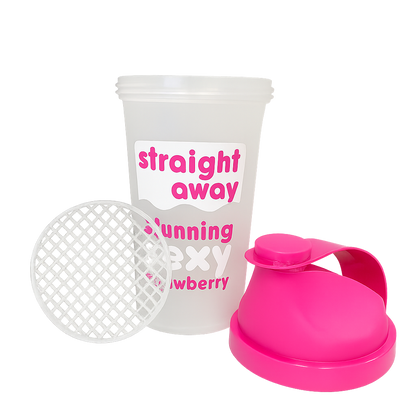 Shakebeker van Straight away met roze dop, los deksel en mengzeefje, bedrukt met de tekst "stunning sexy strawberry".